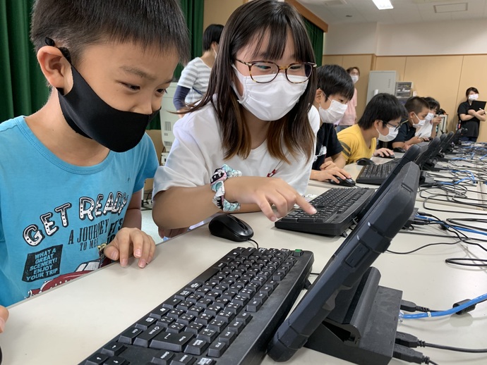 プログラミング学習を受ける園田小児童らの様子