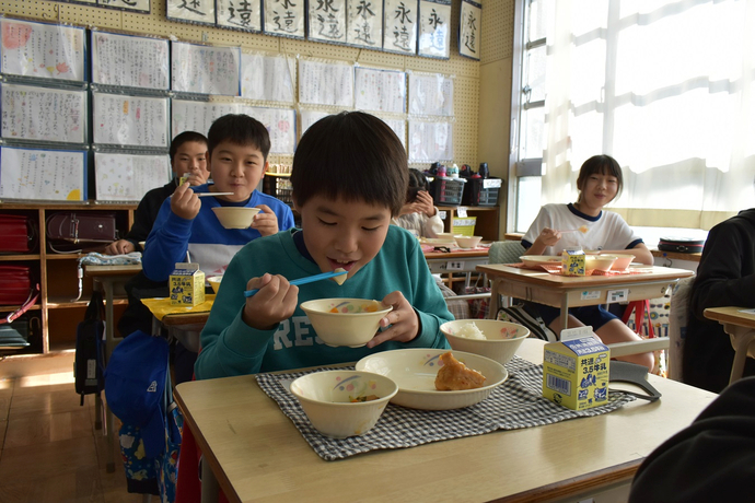 七松小学校里芋を使った給食の様子写真1