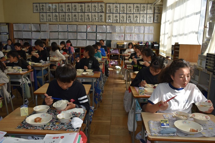 七松小学校里芋を使った給食の様子写真2