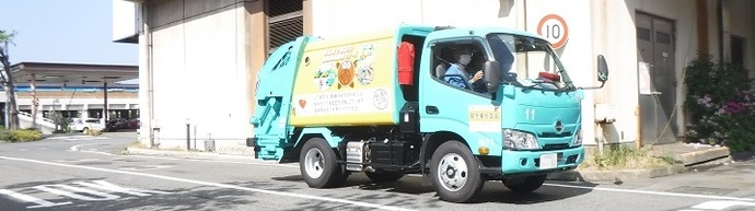 出庫していくじんかい収集車です