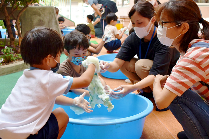 塚口幼稚園藍染体験の写真3