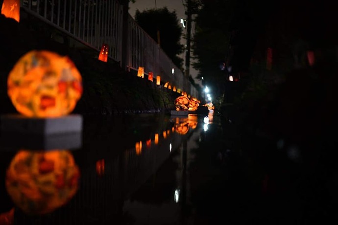 水路に浮かぶ灯篭の様子