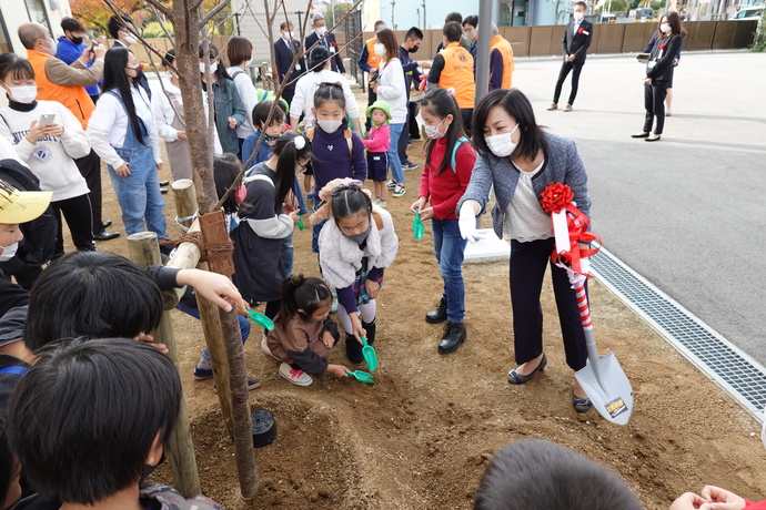 記念植樹の様子1