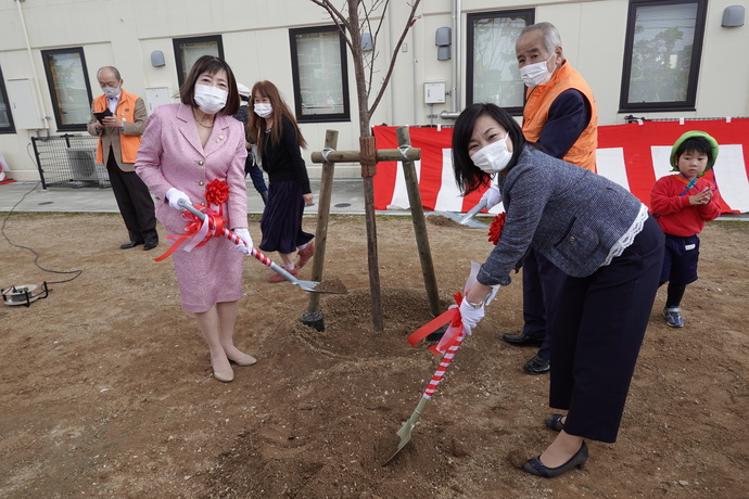 記念植樹の様子2