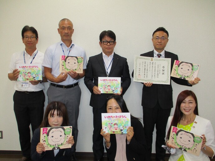 レグランド株式会社様と岡田様、教育委員会事務局職員との写真