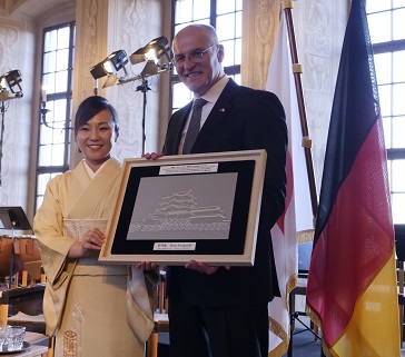 記念式典で尼崎城銘板授与の様子