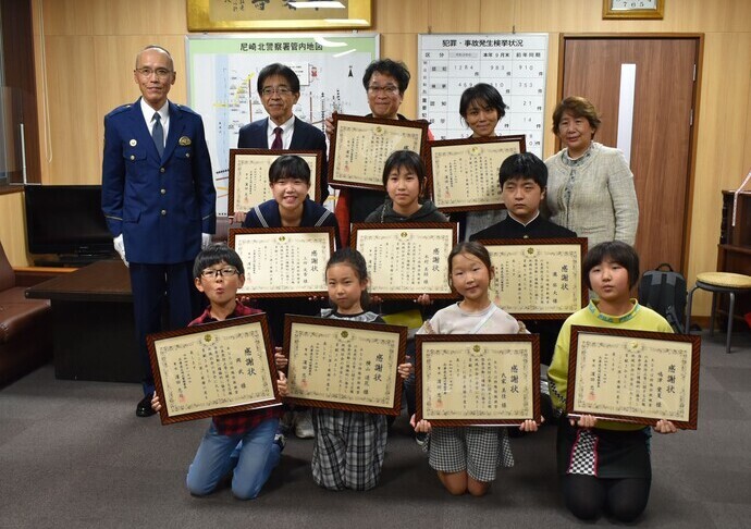 感謝状贈呈式に出席したやんちゃんこ劇団