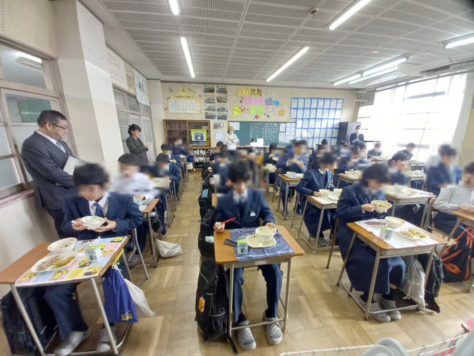 中学校給食献立コンクールで市長賞に選ばれた給食を食べている学級の様子