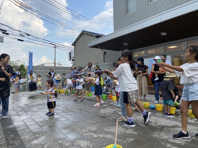 打ち水体験の様子