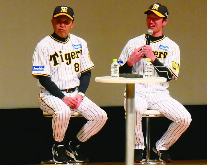 岡田監督と近本選手