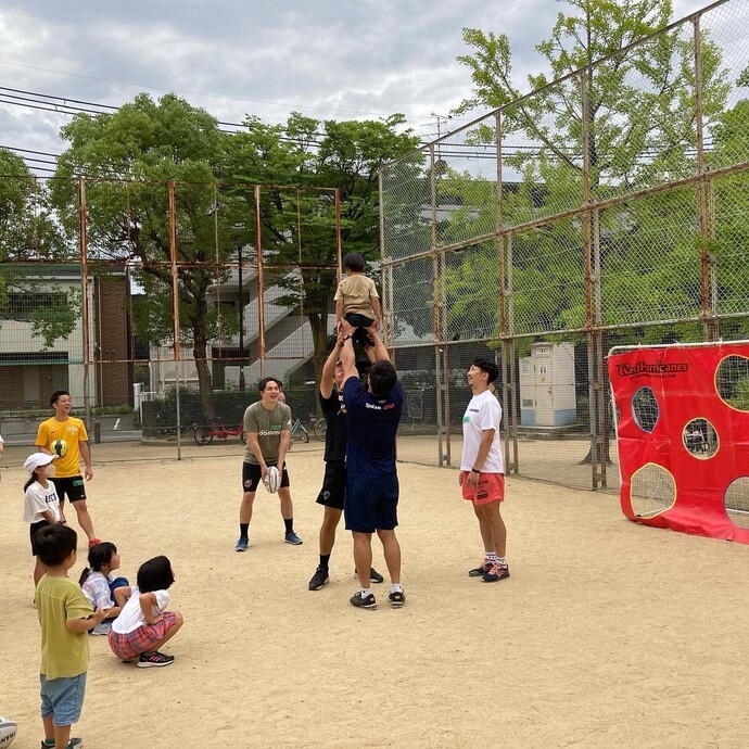 ラグビー体験をする子どもたち