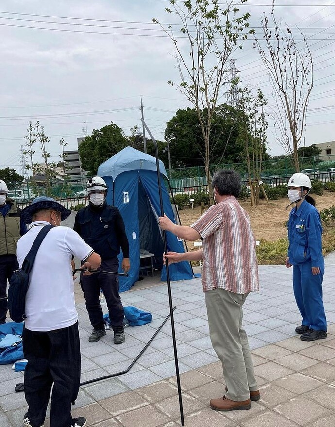 宮の北公園のマンホールトイレの設営作業のようす