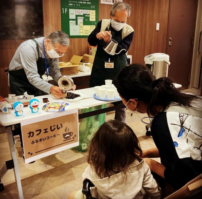 カフェじぃのふるまいコーヒーのようす