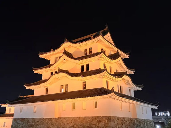 オレンジにライトアップされた尼崎城