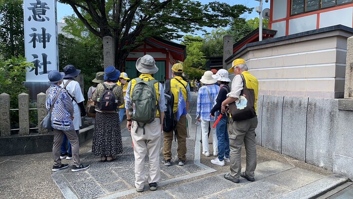 道意神社の歴史の話を聞いている様子