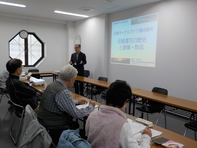 運河の歴史について話を聞いている様子