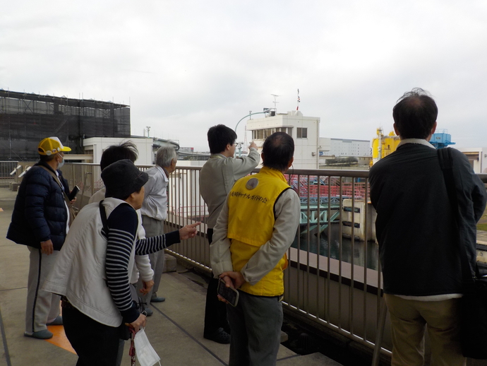参加者が尼ロック(尼崎閘門)について説明を受ける様子