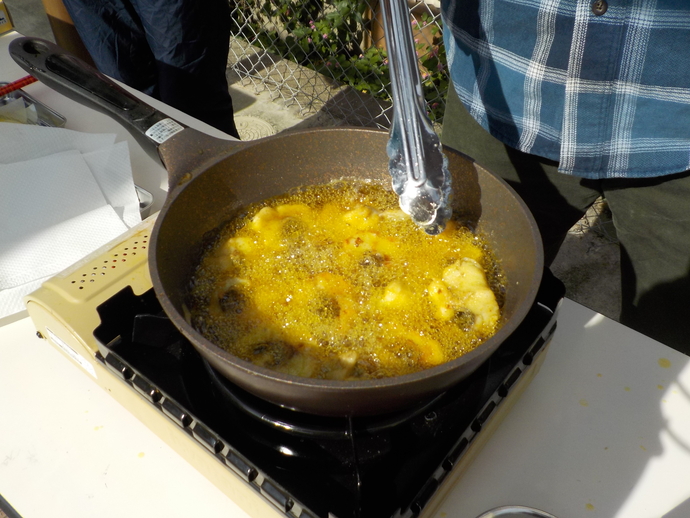 魚を菜種油で揚げている様子