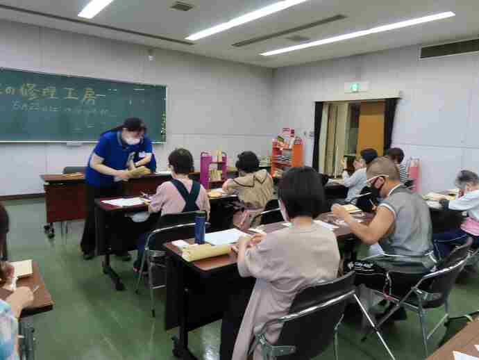 昨年度の「本の修理工房」のようす
