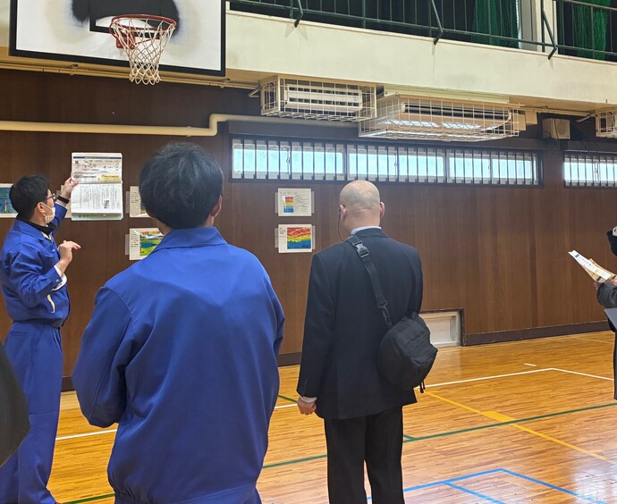 体育館空調を見学する様子