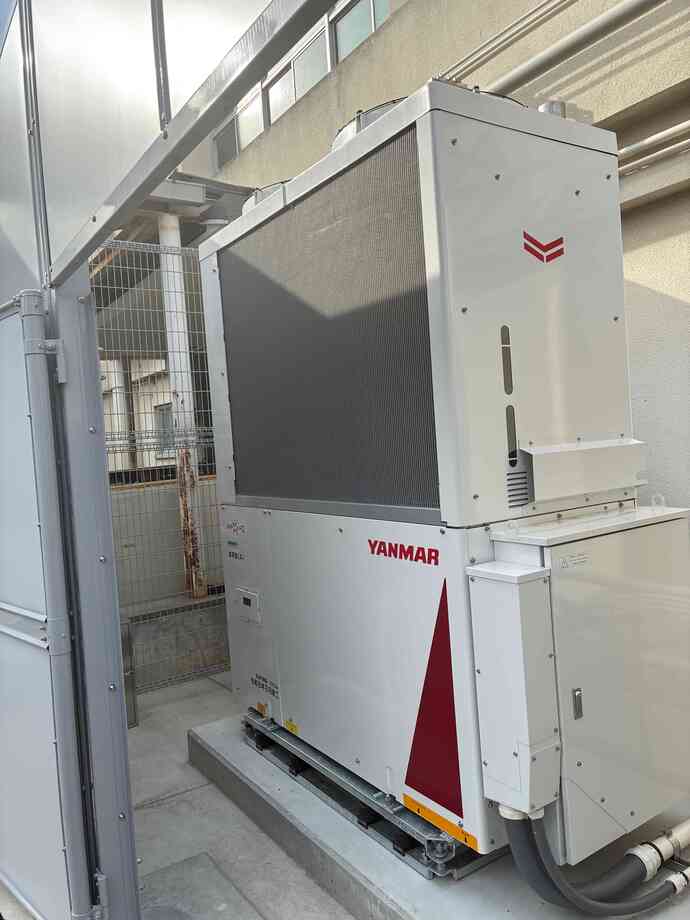 体育館空調の室外機