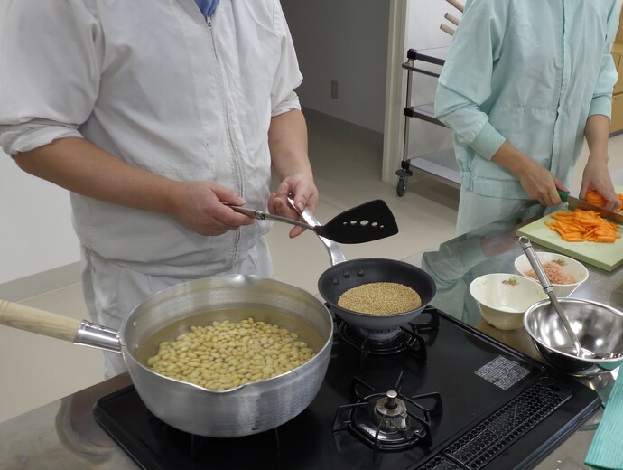 二次審査:給食調理写真（調理中）