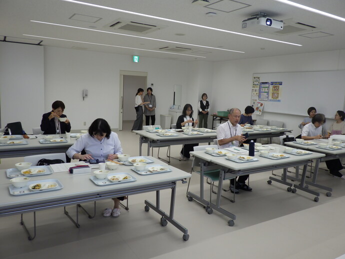 実食審査（審査員が実食審査している写真）