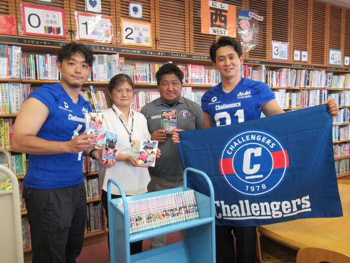 中央図書館への寄贈の様子