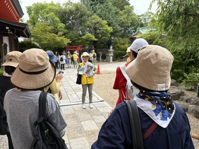 道意神社の説明を受けている様子