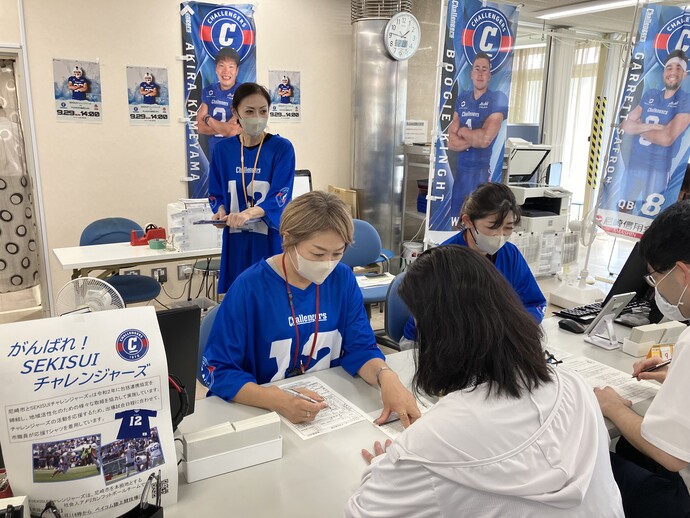 窓口でのTシャツ着用の様子