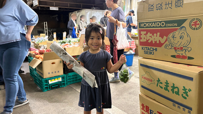 野菜の仕入れ体験をしている様子