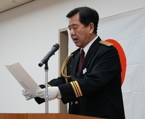 辞令書を読み上げる消防団長