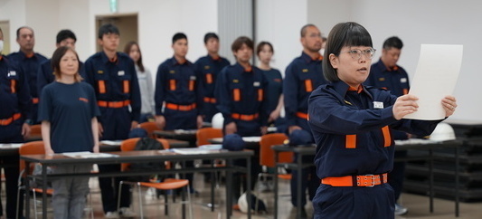 服務の宣誓を読み上げる団員