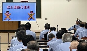 道路交通法を解説する警察官