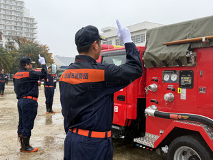 車両を点検する消防団員