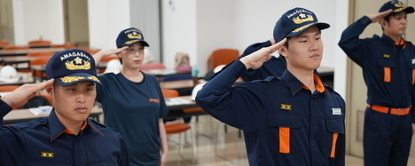 敬礼姿の消防団員