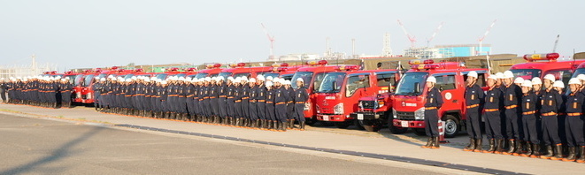 埠頭に集結した団員