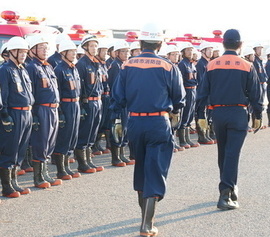 団員を激励する市長