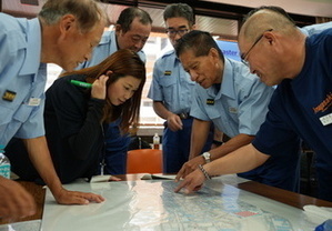 地図を囲む参加者