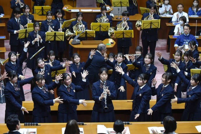 1人がソロで演奏している写真