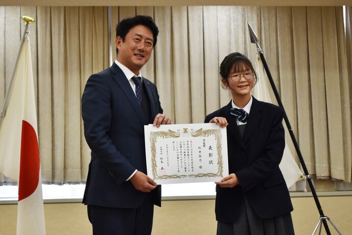 市長と市長賞を受賞した生徒