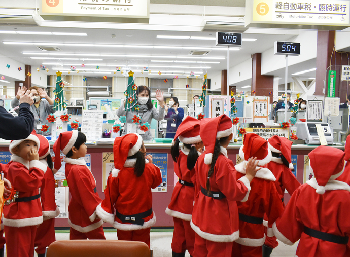 市役所を回るちびっこサンタさんたち