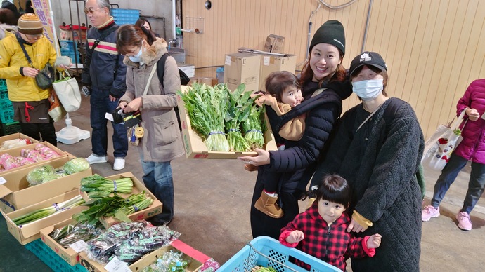 野菜の仕入れ体験をしている様子