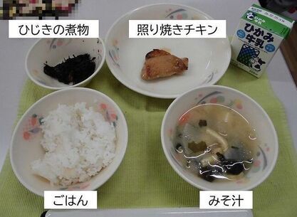 小学校1ブロックの給食の写真