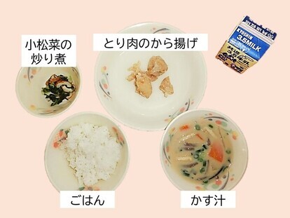 小学校2ブロックの給食の写真