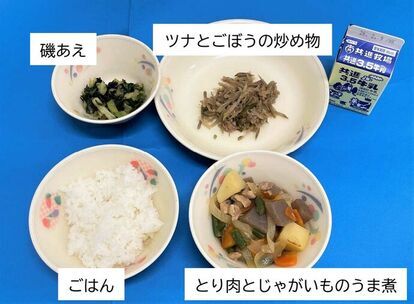 小学校3ブロックの給食の写真