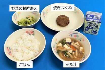 小学校3ブロックの給食の写真