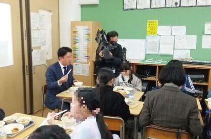 尼崎市長と児童が給食を食べている写真