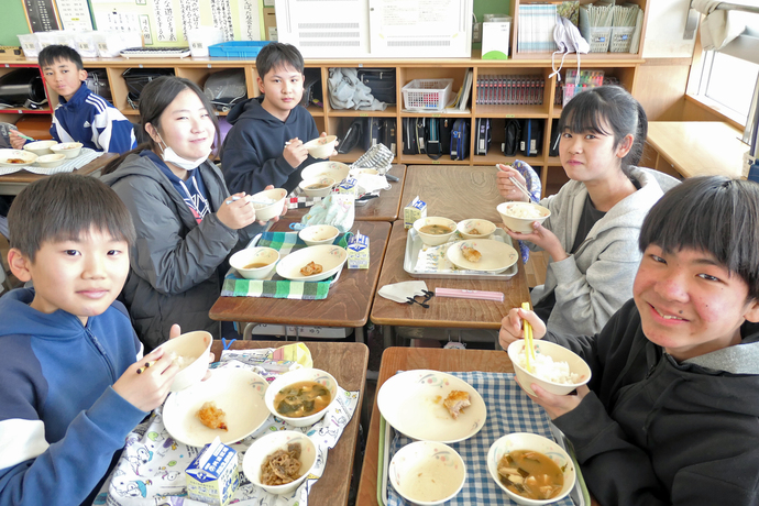給食を食べる児童たち