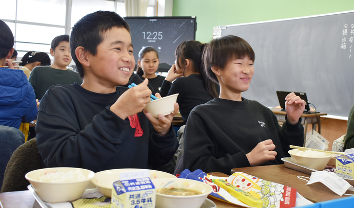 給食を食べる児童たち